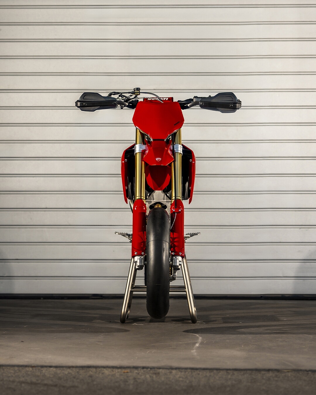 Ducati Desmo450 SM: ecco la prima Supermotard da gara, debutto ufficiale a settembre LE FOTO