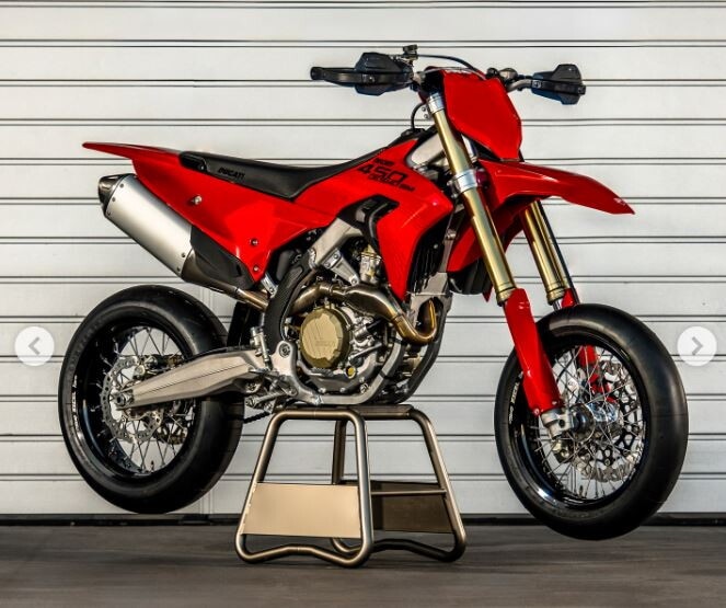 Ducati Desmo450 SM: ecco la prima Supermotard da gara, debutto ufficiale a settembre LE FOTO