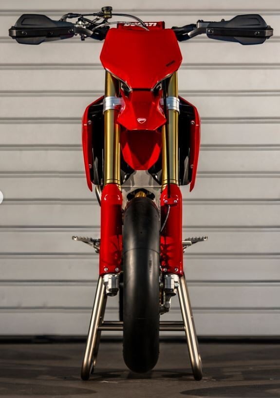 Ducati Desmo450 SM: ecco la prima Supermotard da gara, debutto ufficiale a settembre LE FOTO