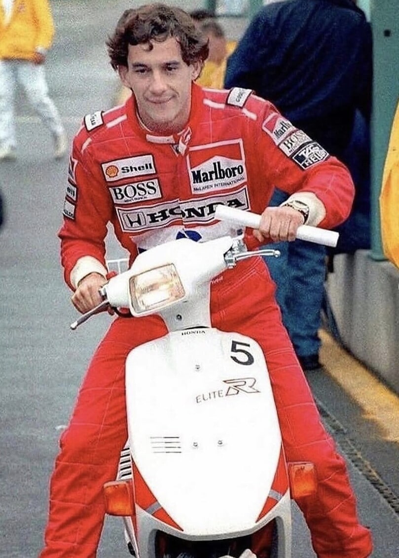 Da Senna a Schumacher, dalla Vespa al Booster: i miti della Formula 1 con le piccole icone su due ruote