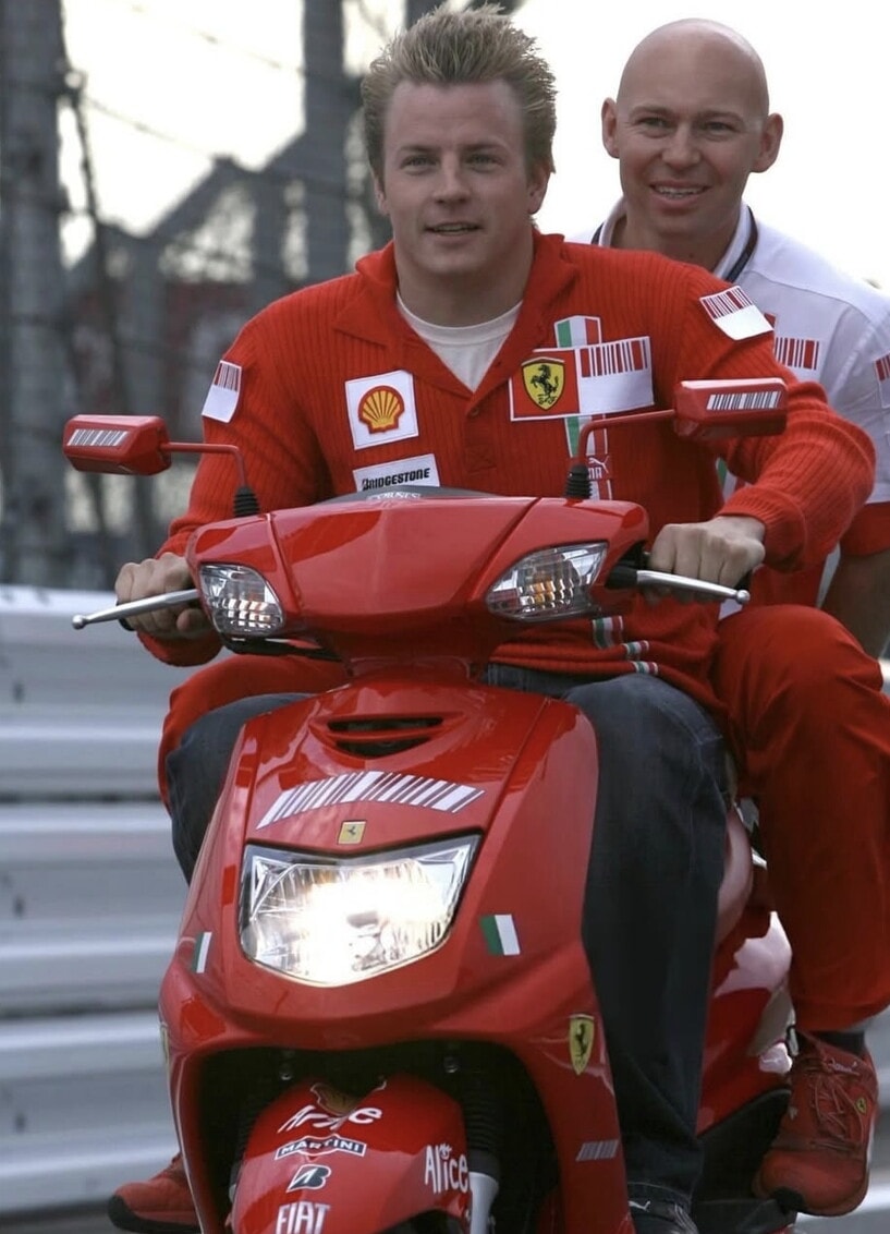 Da Senna a Schumacher, dalla Vespa al Booster: i miti della Formula 1 con le piccole icone su due ruote