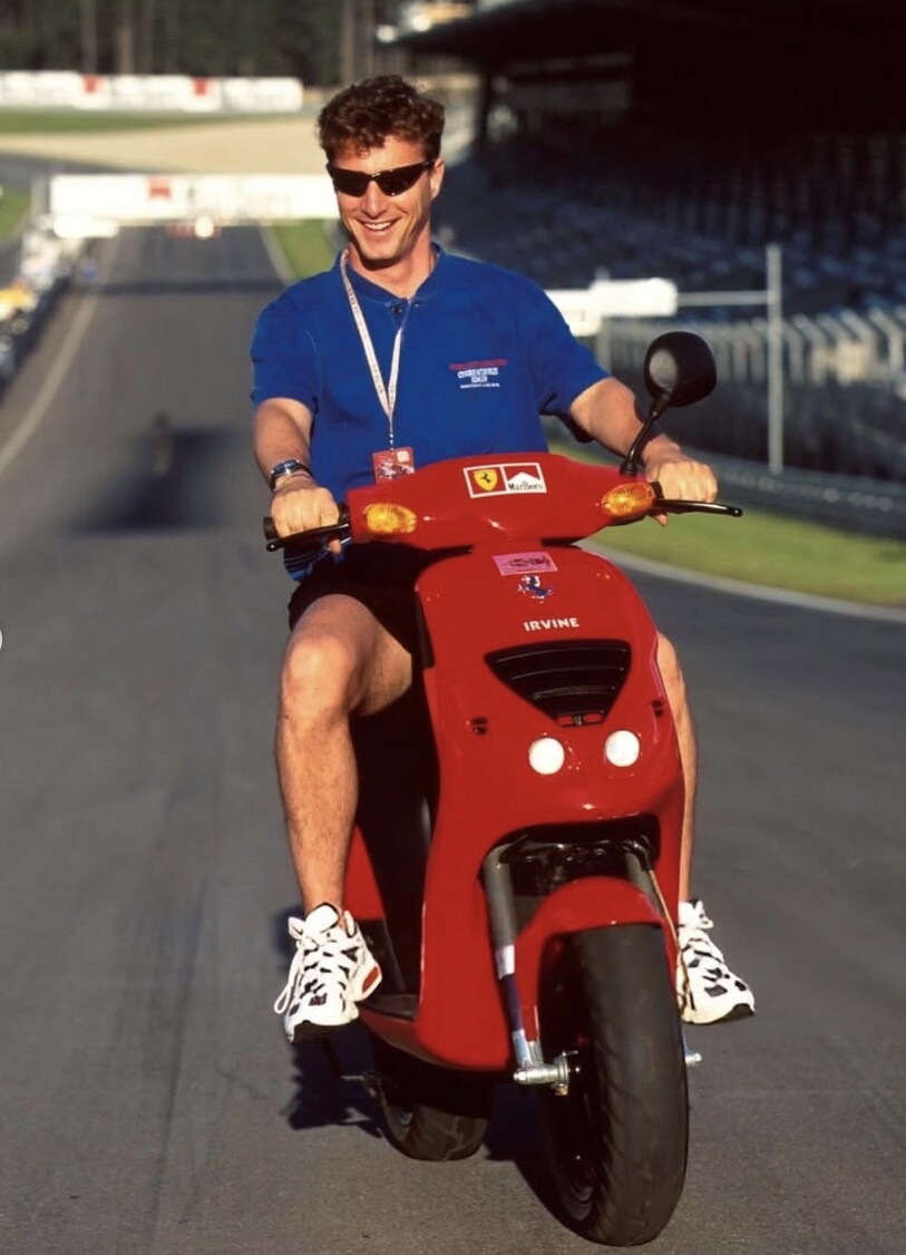 Da Senna a Schumacher, dalla Vespa al Booster: i miti della Formula 1 con le piccole icone su due ruote