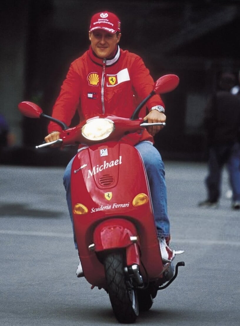 Da Senna a Schumacher, dalla Vespa al Booster: i miti della Formula 1 con le piccole icone su due ruote