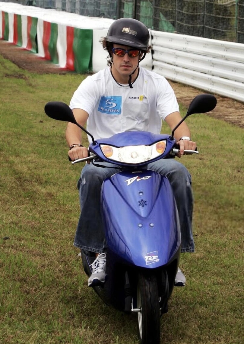 Da Senna a Schumacher, dalla Vespa al Booster: i miti della Formula 1 con le piccole icone su due ruote