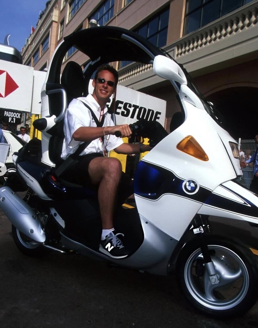 Da Senna a Schumacher, dalla Vespa al Booster: i miti della Formula 1 con le piccole icone su due ruote