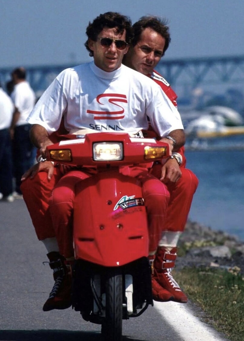 Da Senna a Schumacher, dalla Vespa al Booster: i miti della Formula 1 con le piccole icone su due ruote