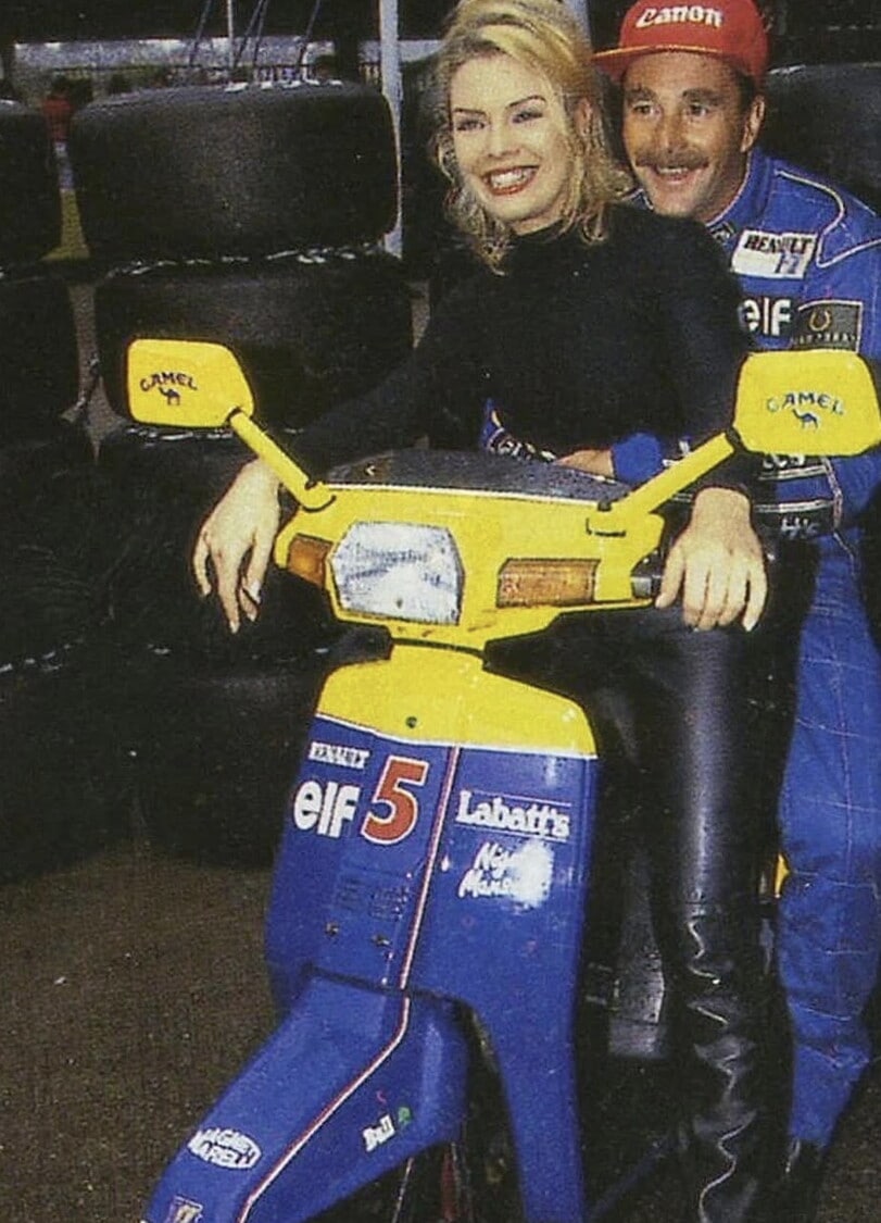 Da Senna a Schumacher, dalla Vespa al Booster: i miti della Formula 1 con le piccole icone su due ruote