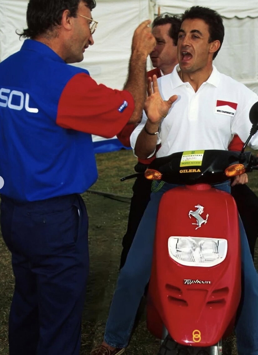 Da Senna a Schumacher, dalla Vespa al Booster: i miti della Formula 1 con le piccole icone su due ruote