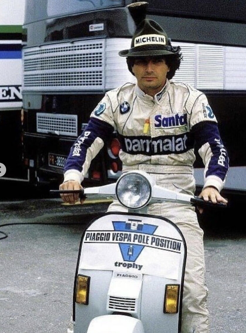 Da Senna a Schumacher, dalla Vespa al Booster: i miti della Formula 1 con le piccole icone su due ruote