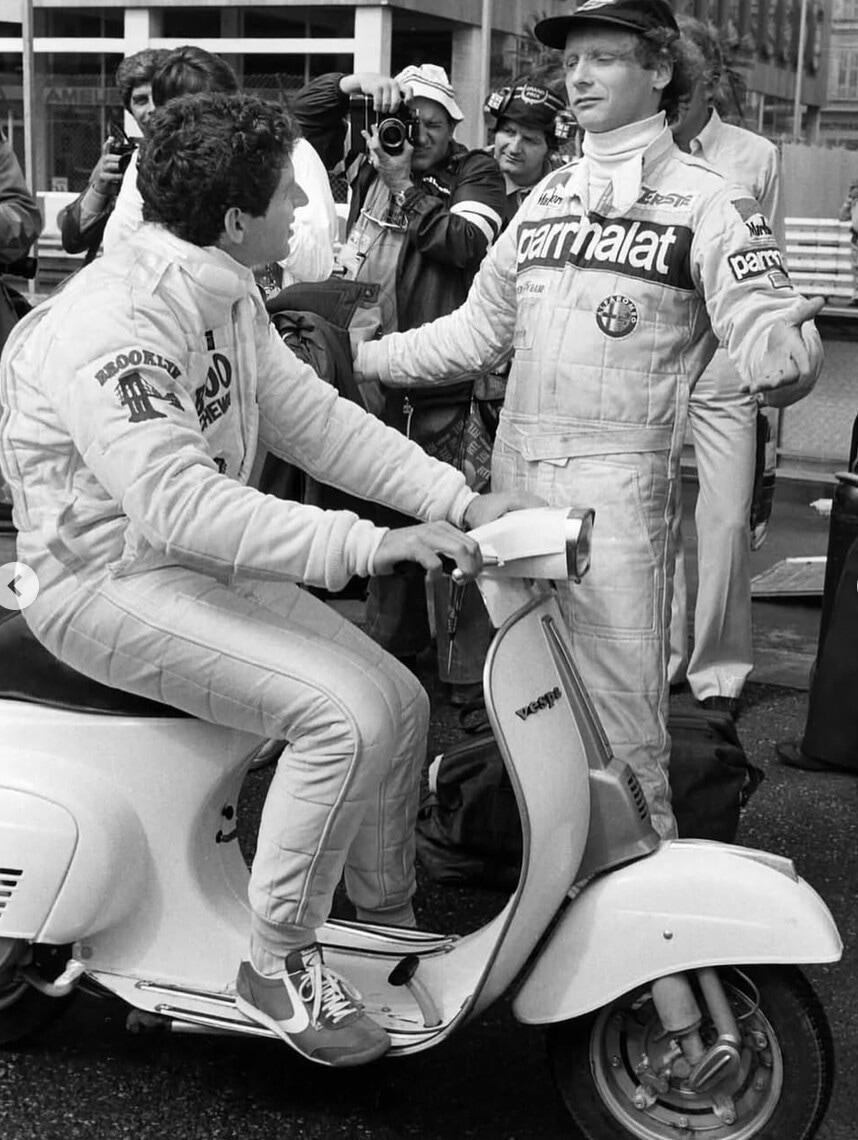 Da Senna a Schumacher, dalla Vespa al Booster: i miti della Formula 1 con le piccole icone su due ruote