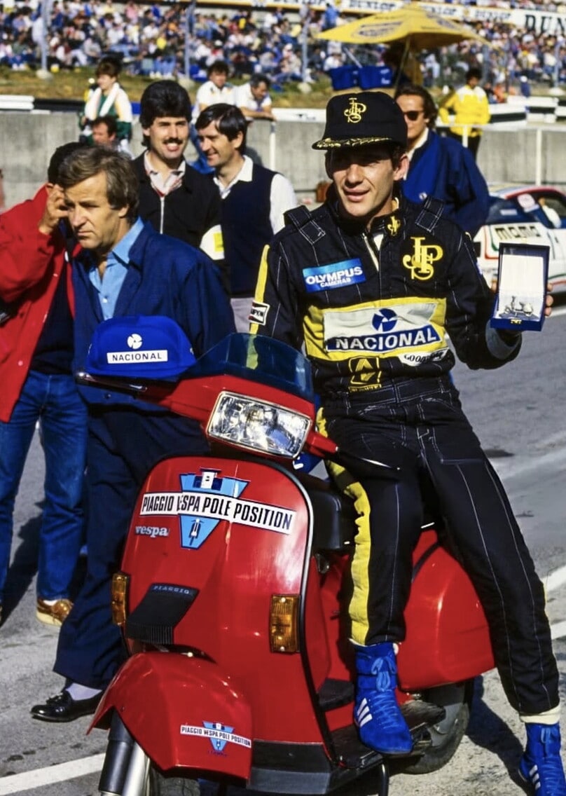 Da Senna a Schumacher, dalla Vespa al Booster: i miti della Formula 1 con le piccole icone su due ruote