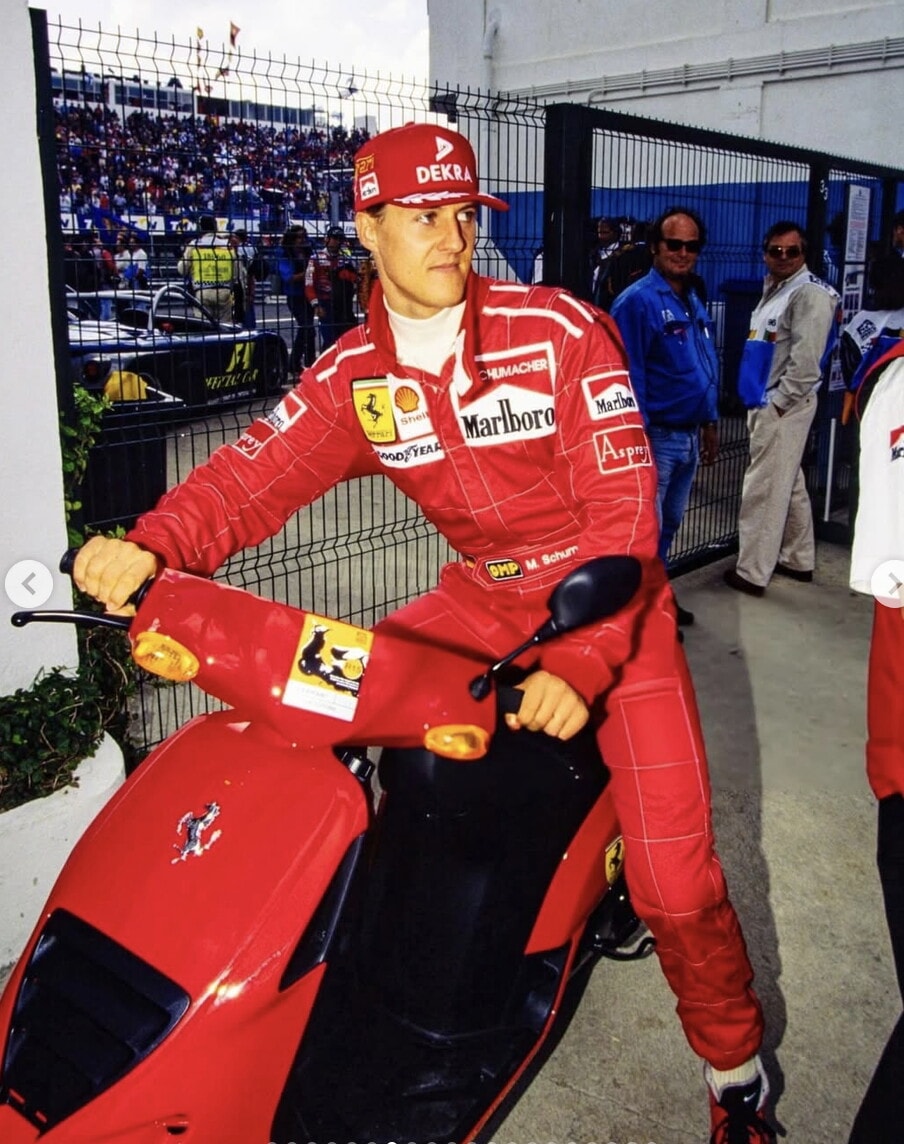 Da Senna a Schumacher, dalla Vespa al Booster: i miti della Formula 1 con le piccole icone su due ruote