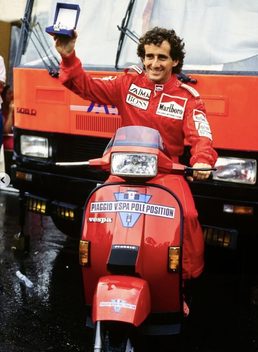 Da Senna a Schumacher, dalla Vespa al Booster: i miti della Formula 1 con le piccole icone su due ruote