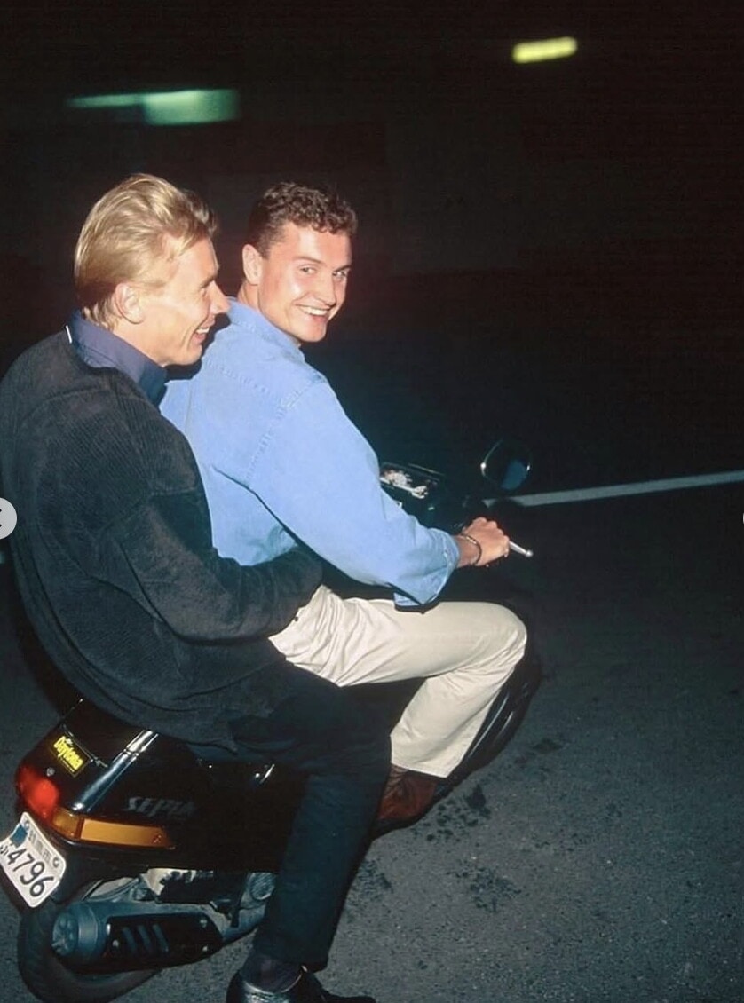 Da Senna a Schumacher, dalla Vespa al Booster: i miti della Formula 1 con le piccole icone su due ruote