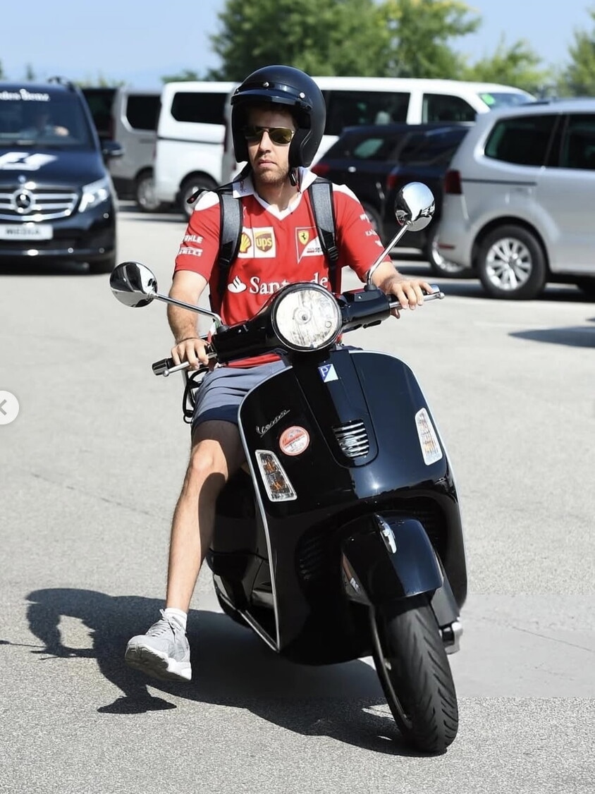 Da Senna a Schumacher, dalla Vespa al Booster: i miti della Formula 1 con le piccole icone su due ruote