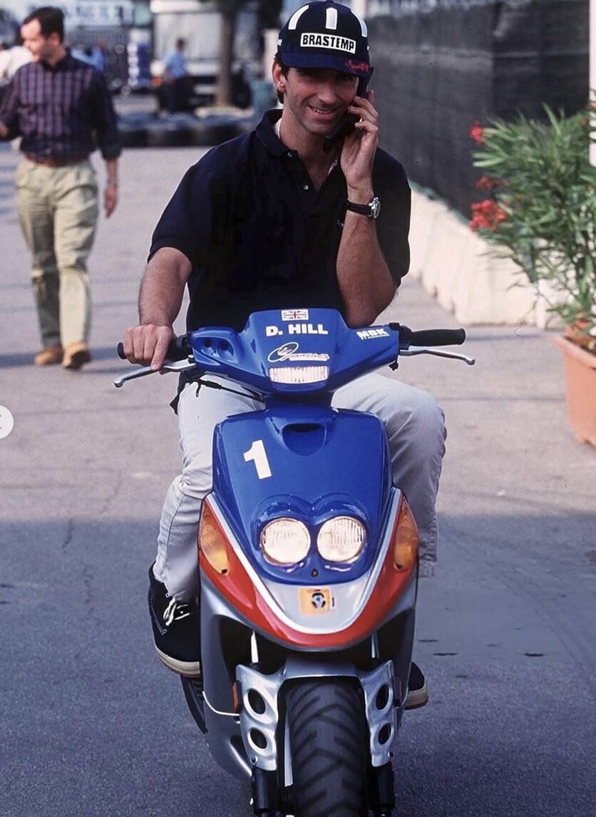 Da Senna a Schumacher, dalla Vespa al Booster: i miti della Formula 1 con le piccole icone su due ruote
