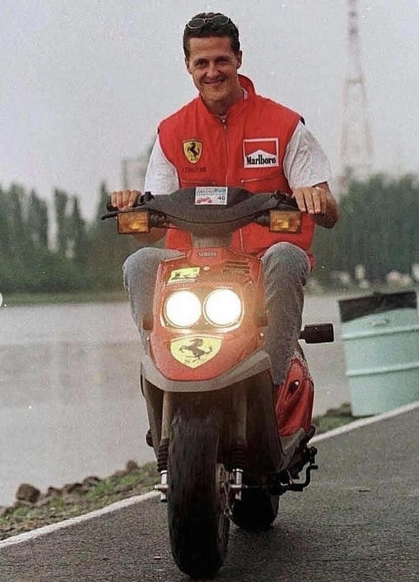 Da Senna a Schumacher, dalla Vespa al Booster: i miti della Formula 1 con le piccole icone su due ruote
