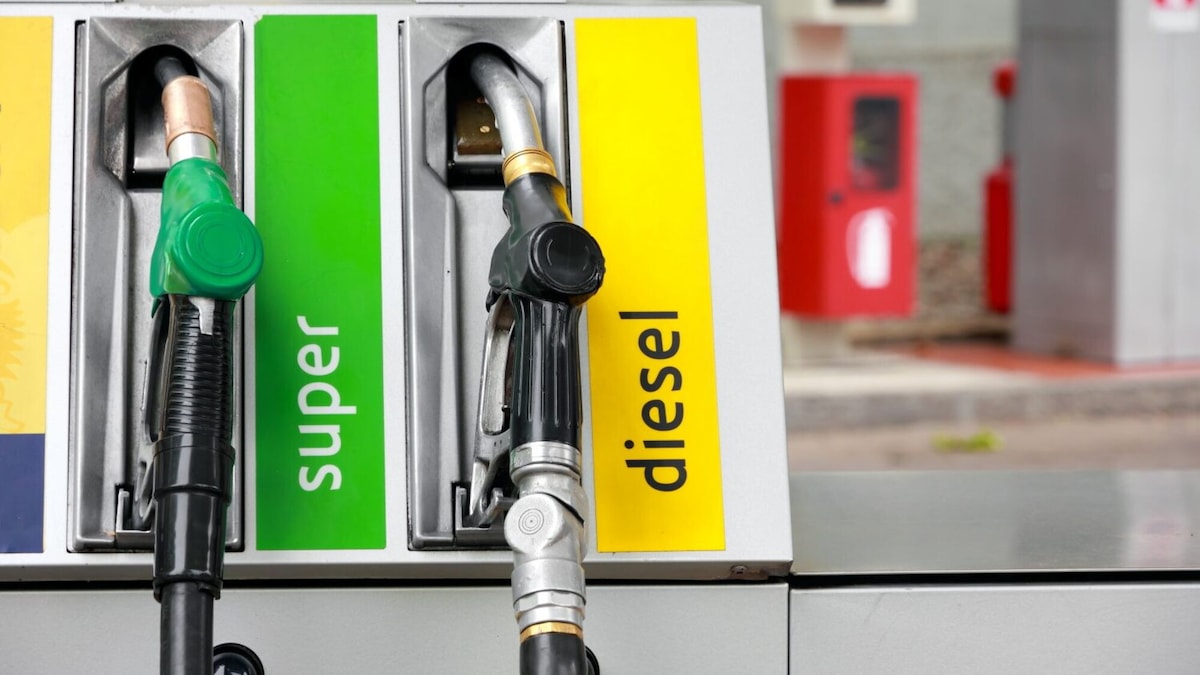 Tremate, le accise sono tornate e i prezzi della benzina aumentano (mentre il petrolio cala)