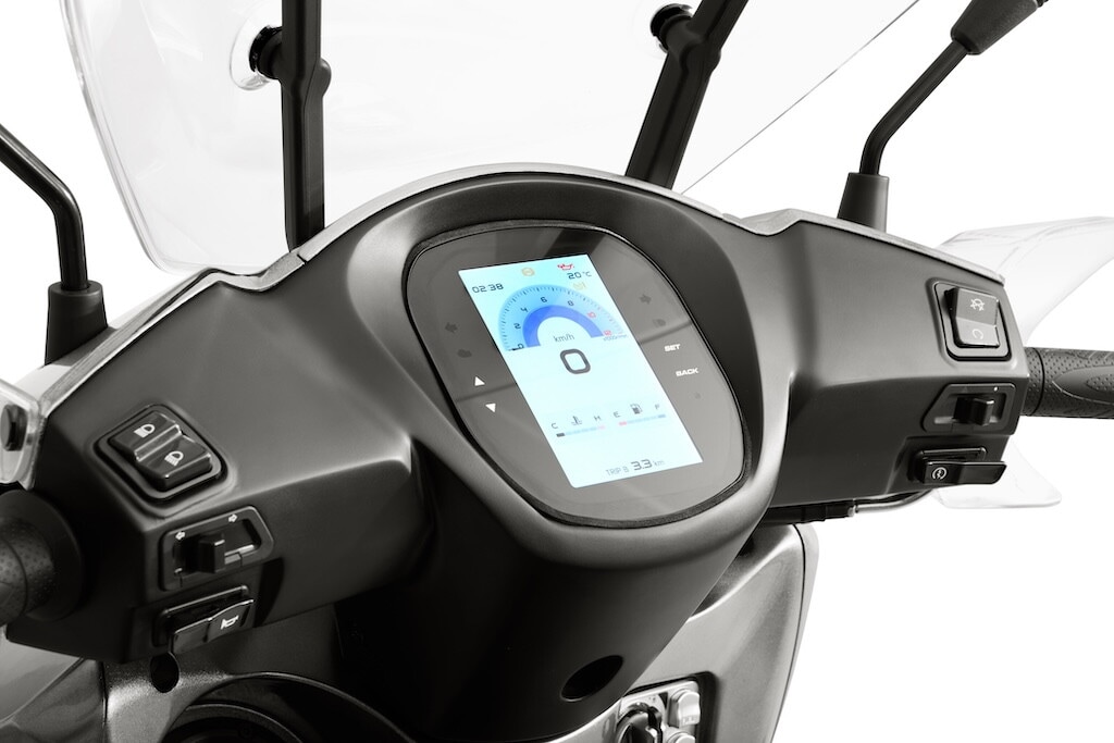 QJMotor SQ 350: le foto del nuovo scooter a ruote alte