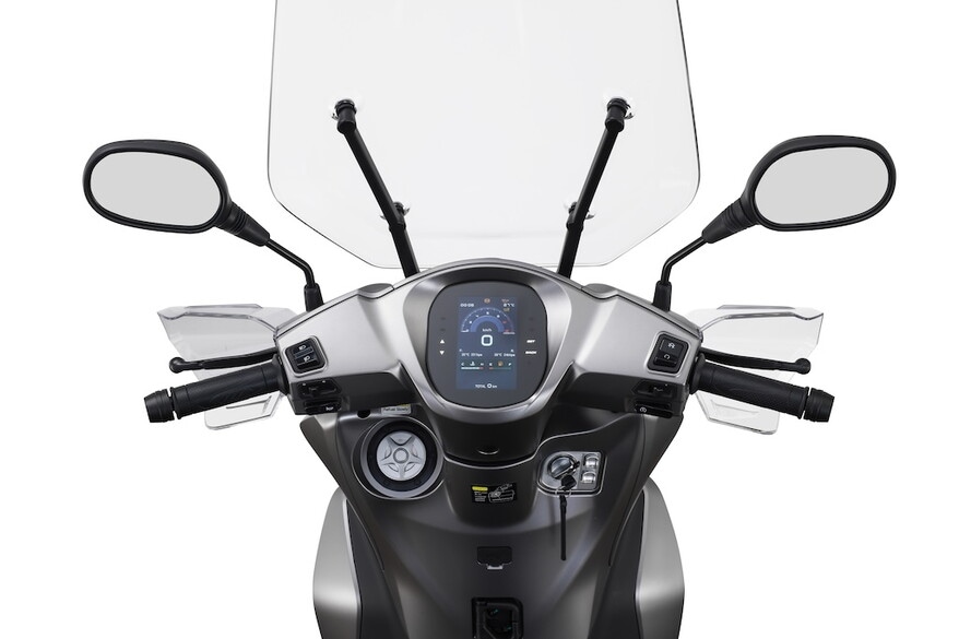 QJMotor SQ 350: le foto del nuovo scooter a ruote alte