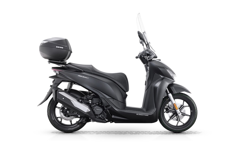 QJMotor SQ 350: le foto del nuovo scooter a ruote alte