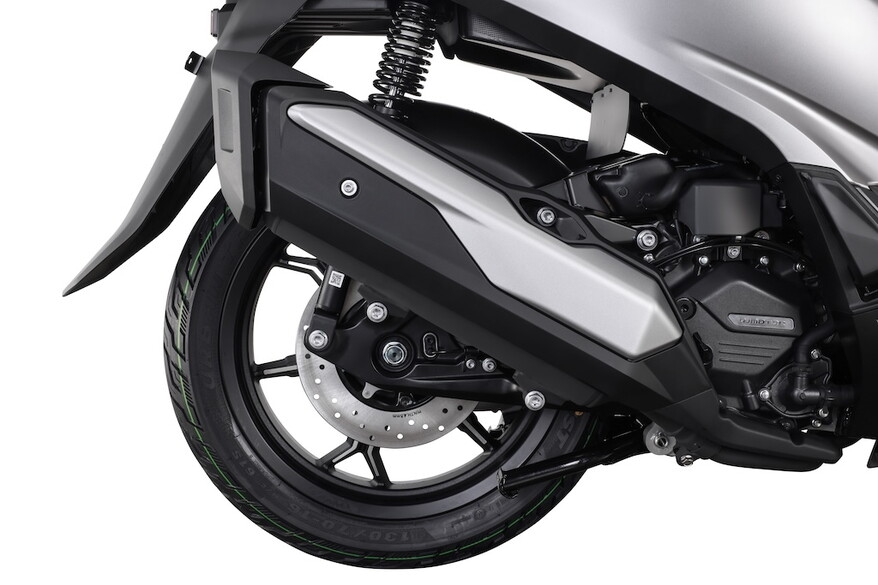 QJMotor SQ 350: le foto del nuovo scooter a ruote alte
