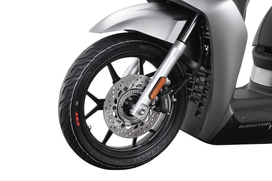 QJMotor SQ 350: le foto del nuovo scooter a ruote alte