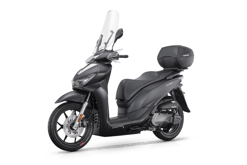 QJMotor SQ 350: le foto del nuovo scooter a ruote alte