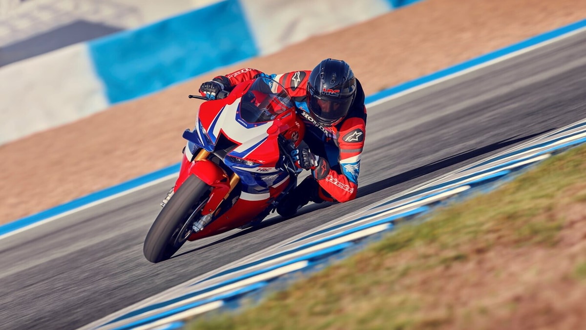In moto bisogna spingere sulle pedane? Forse no