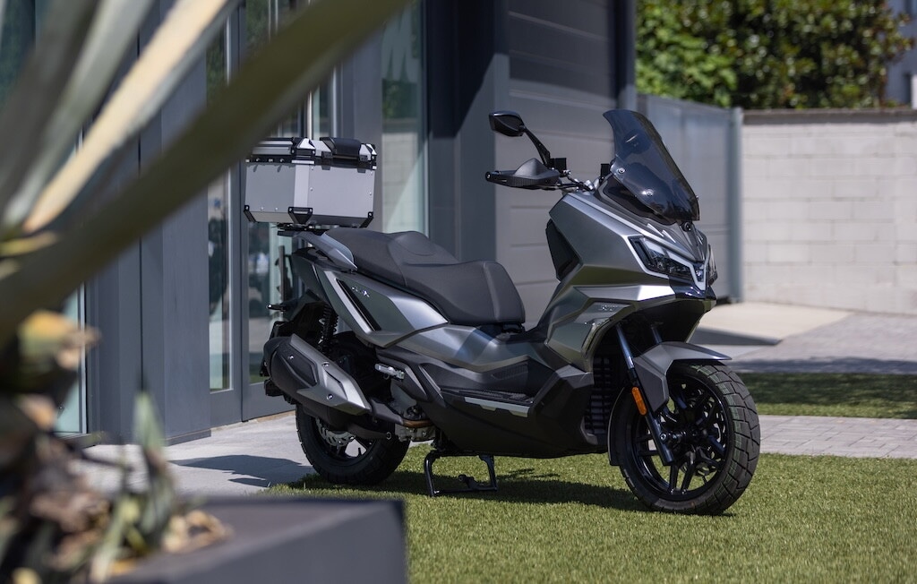 SYM ADX 300 MY26, più tecnologia per il crossover