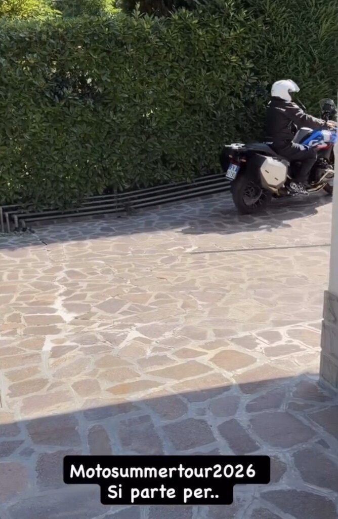 Vasco Rossi in moto su una BMW R 1300 GS al Lago Santo: Le foto