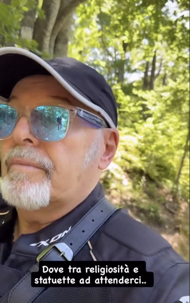 Vasco Rossi in moto su una BMW R 1300 GS al Lago Santo: Le foto
