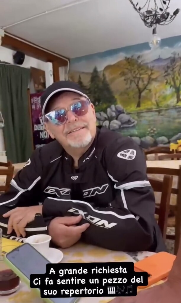 Vasco Rossi in moto su una BMW R 1300 GS al Lago Santo: Le foto