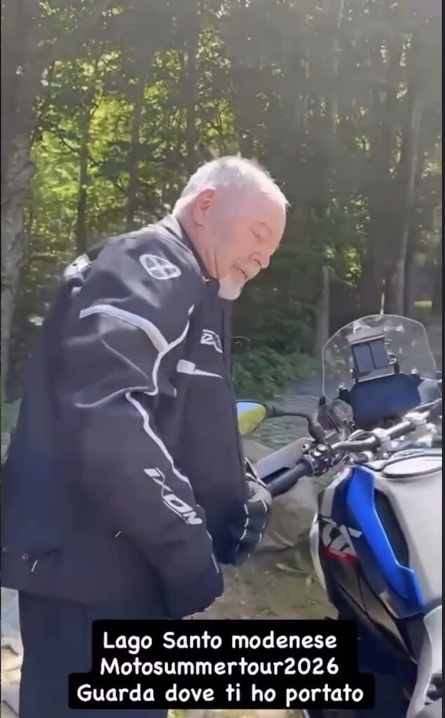 Vasco Rossi in moto su una BMW R 1300 GS al Lago Santo: Le foto