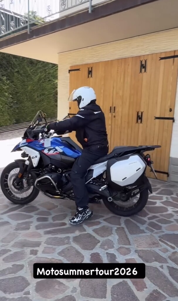 Vasco Rossi in moto su una BMW R 1300 GS al Lago Santo: Le foto