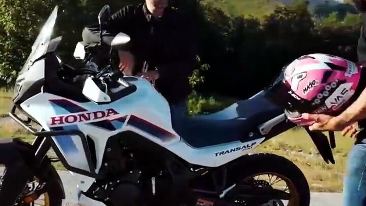 Honda XL 750 Transalp con E-Clutch: una moto con cui puoi fare davvero tutto!