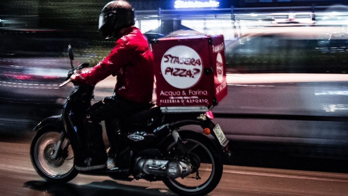 Da portapizza a rider: la parabola discendente dei fattorini in scooter