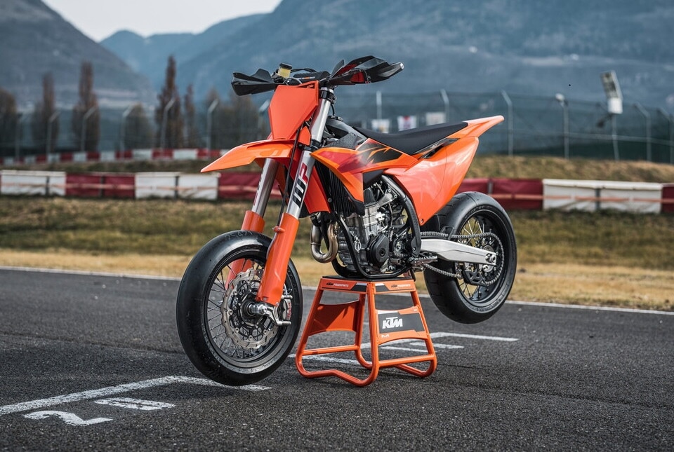 KTM 450 SMR 2027, una piccola pistaiola: le foto
