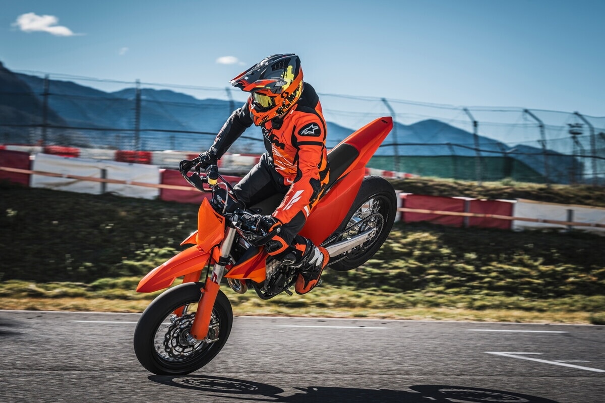 KTM 450 SMR 2027, una piccola pistaiola: le foto