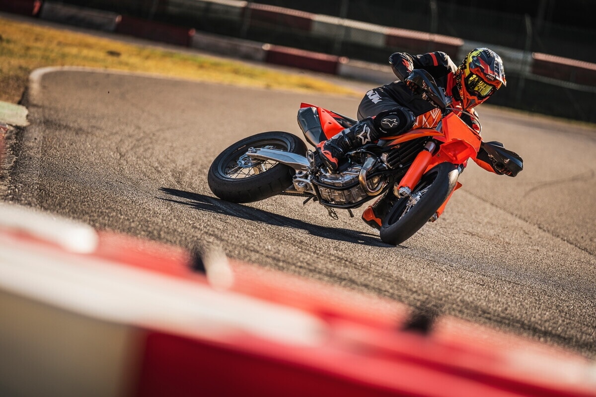 KTM 450 SMR 2027, una piccola pistaiola: le foto