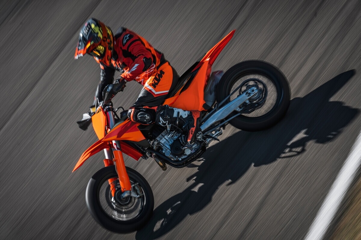 KTM 450 SMR 2027, una piccola pistaiola: le foto