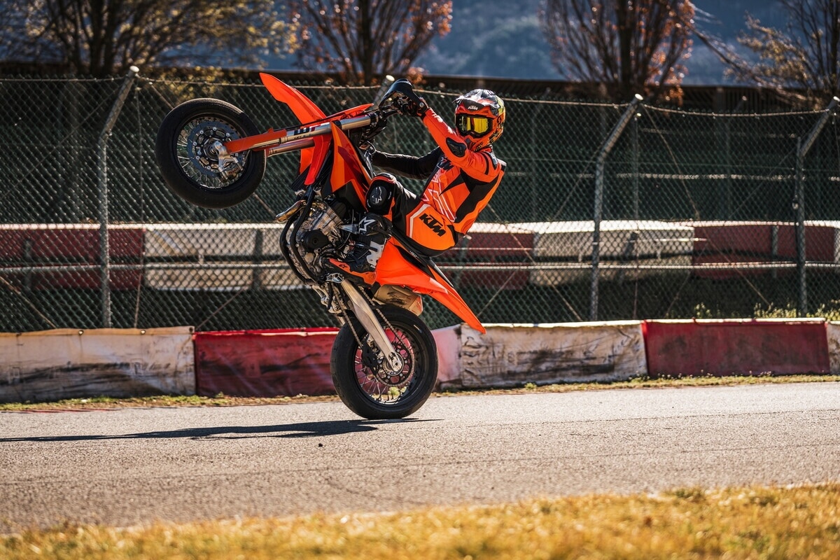 KTM 450 SMR 2027, una piccola pistaiola: le foto