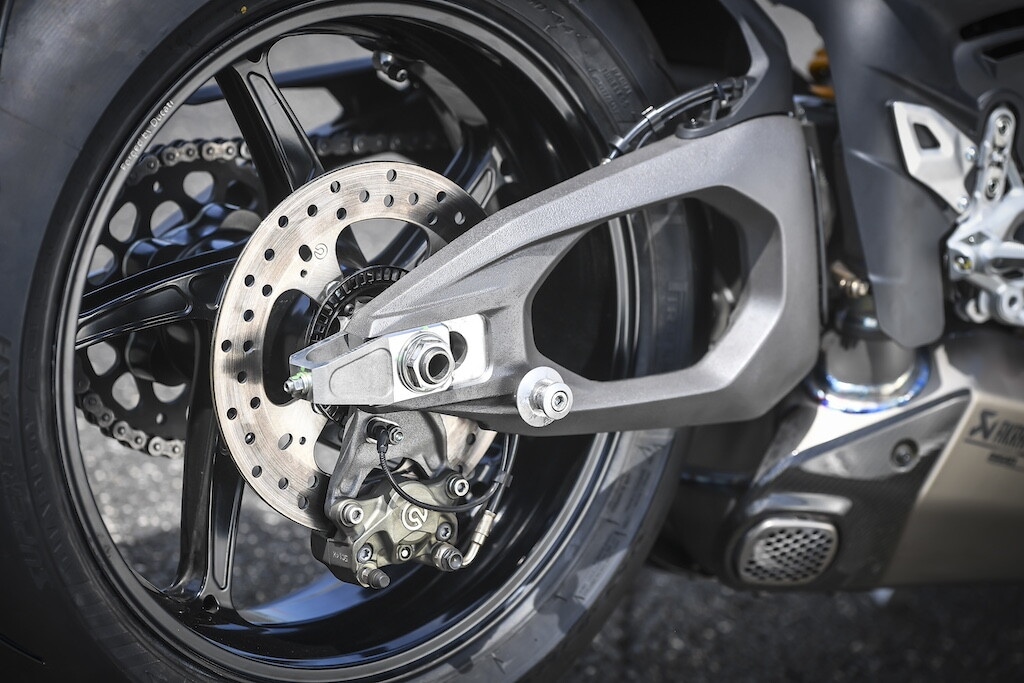 Ducati contro Aprilia, sfida totale tra le V4 italiane: le foto della Panigale V4 S