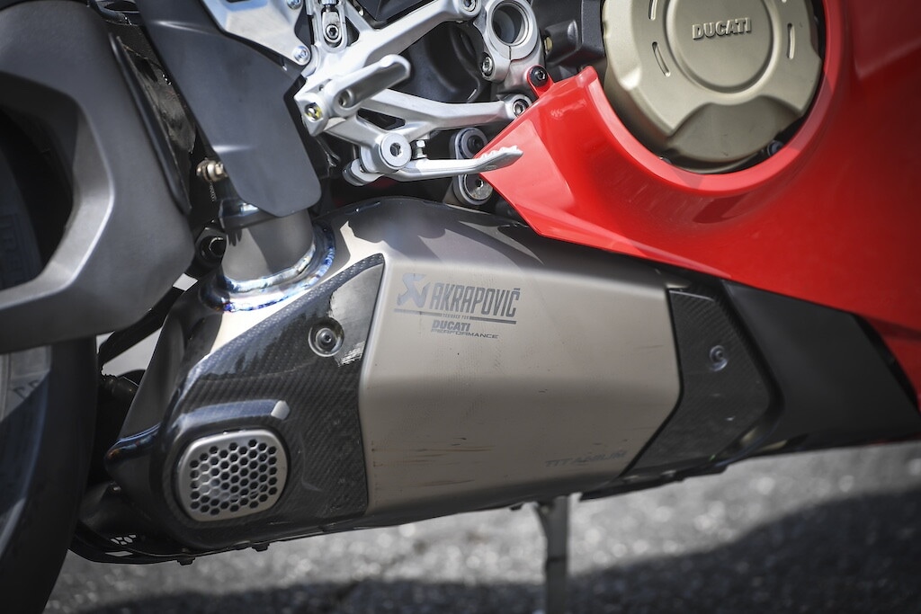 Ducati contro Aprilia, sfida totale tra le V4 italiane: le foto della Panigale V4 S