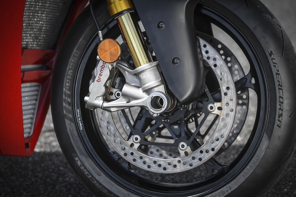 Ducati contro Aprilia, sfida totale tra le V4 italiane: le foto della Panigale V4 S