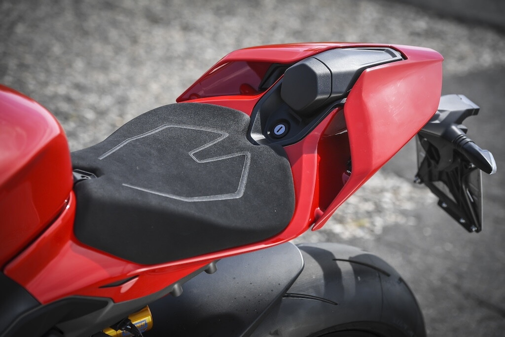 Ducati contro Aprilia, sfida totale tra le V4 italiane: le foto della Panigale V4 S