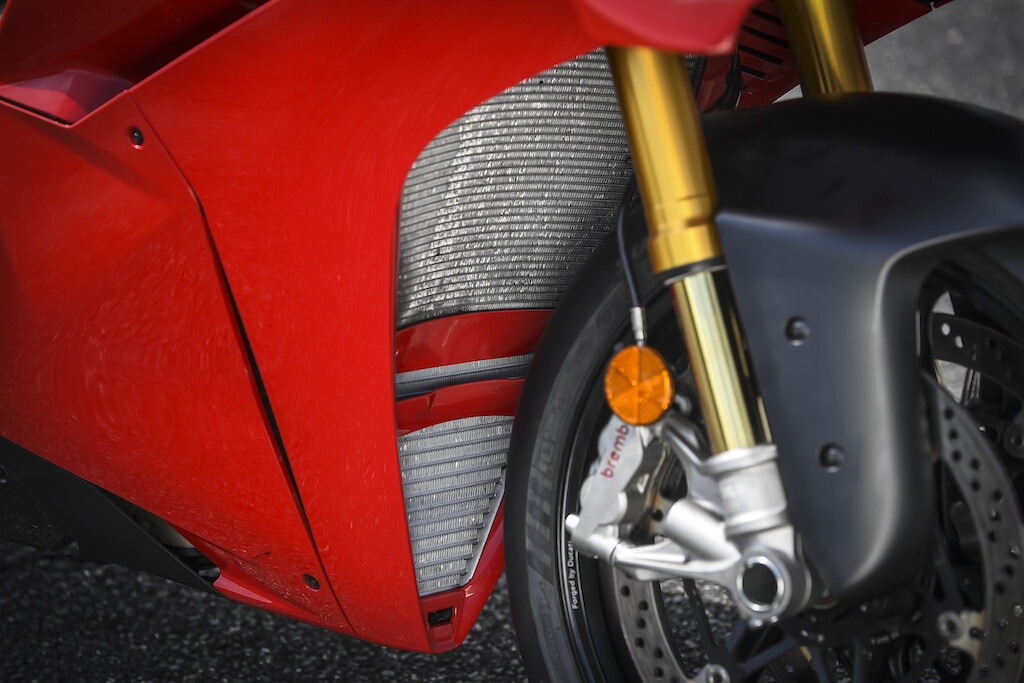 Ducati contro Aprilia, sfida totale tra le V4 italiane: le foto della Panigale V4 S