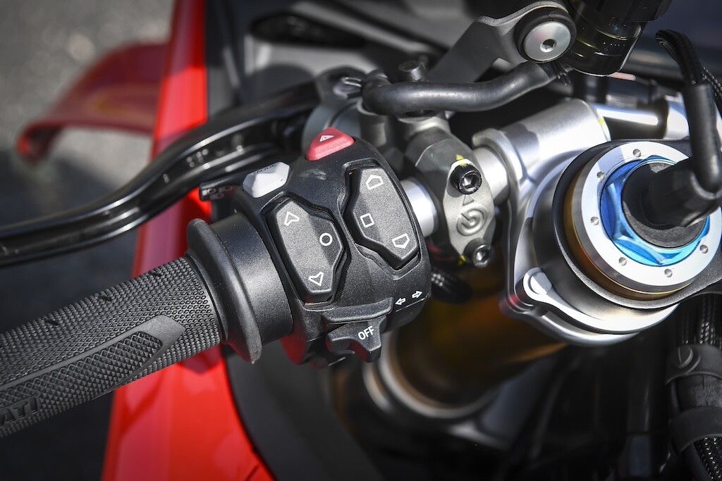 Ducati contro Aprilia, sfida totale tra le V4 italiane: le foto della Panigale V4 S