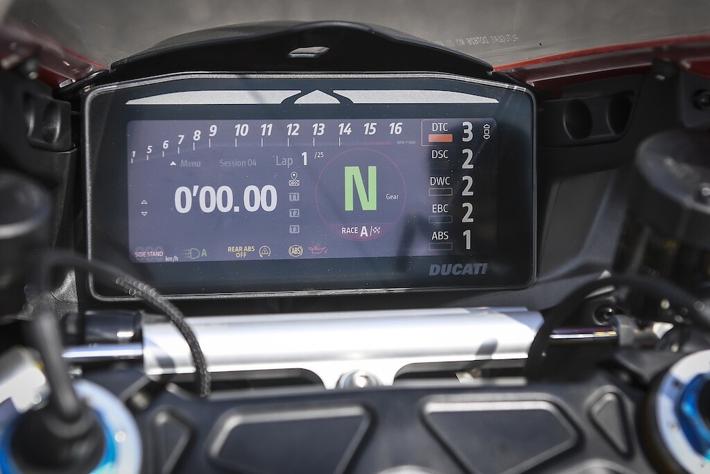 Ducati contro Aprilia, sfida totale tra le V4 italiane: le foto della Panigale V4 S