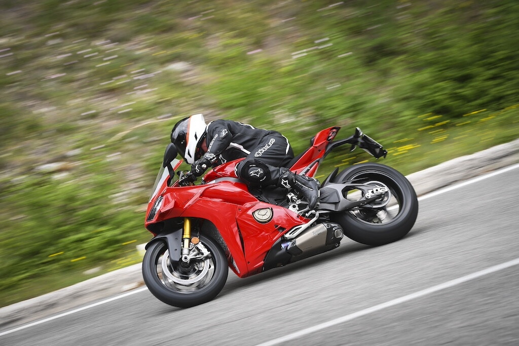 Ducati contro Aprilia, sfida totale tra le V4 italiane: le foto della Panigale V4 S